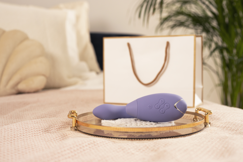 womanizer duo 2 lilac on a bed tray